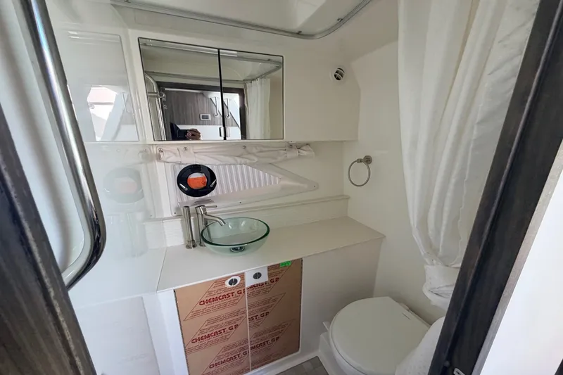 Slide: The Image of Sea Ray Sundancer 320 Outboard 2026 - 37