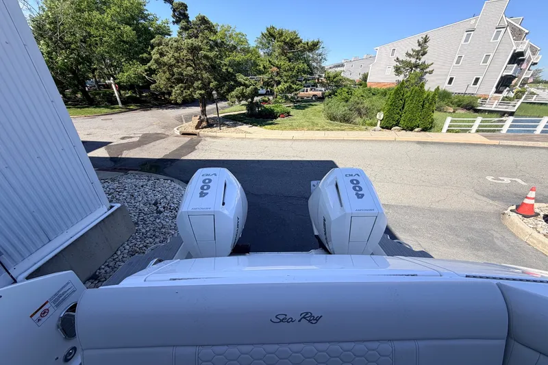 Slide: The Image of Sea Ray Sundancer 320 Outboard 2026 - 14