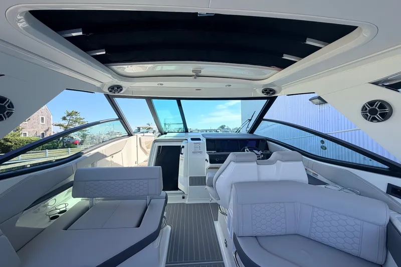 Slide: The Image of Sea Ray Sundancer 320 Outboard 2026 - 28