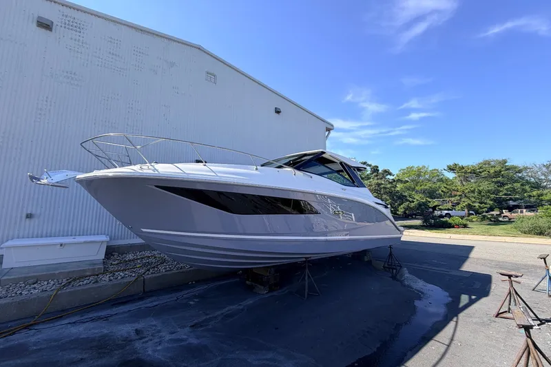 Slide: The Image of Sea Ray Sundancer 320 Outboard 2026 - 11
