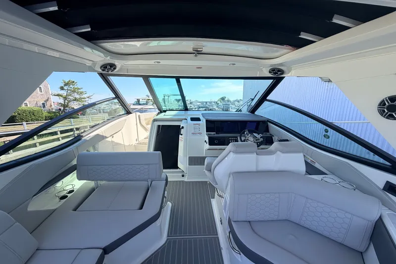 Slide: The Image of Sea Ray Sundancer 320 Outboard 2026 - 22