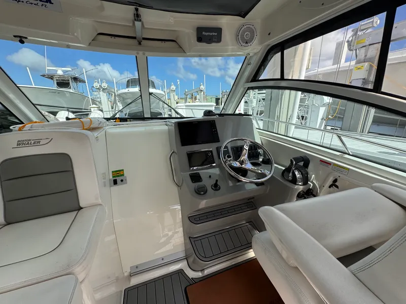 Slide: The Image of Boston Whaler 315 CONQUEST 2014 - 18