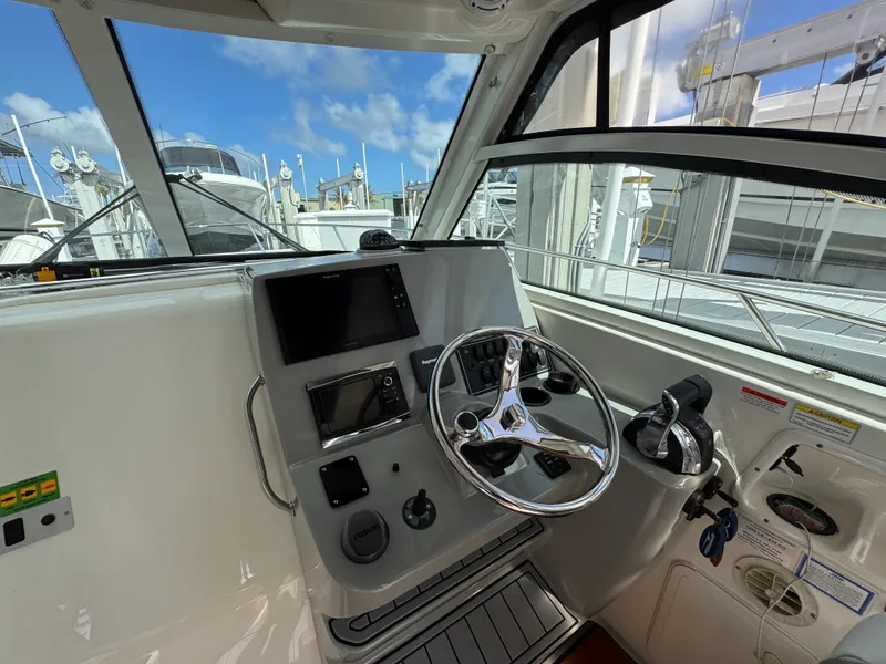 Slide: The Image of Boston Whaler 315 CONQUEST 2014 - 19