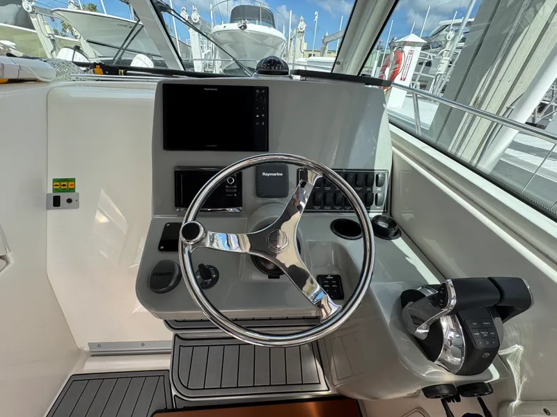 Slide: The Image of Boston Whaler 315 CONQUEST 2014 - 20