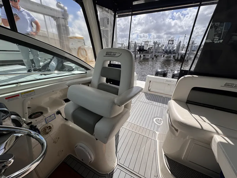Slide: The Image of Boston Whaler 315 CONQUEST 2014 - 27