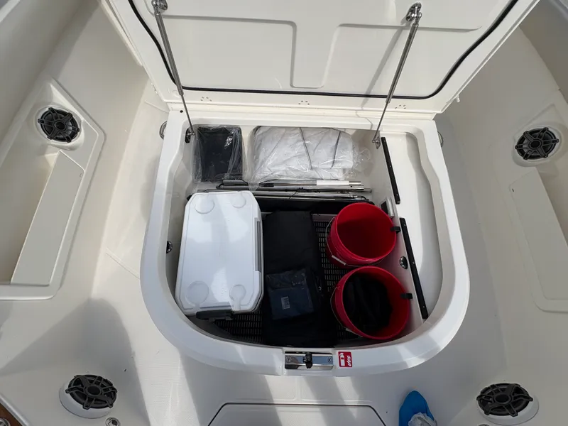 Slide: The Image of Boston Whaler 380 Outrage 2026 - 22