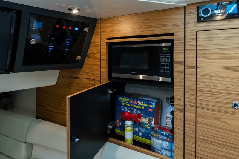 Slide: The Image of Boston Whaler 380 Realm 2026 - 61