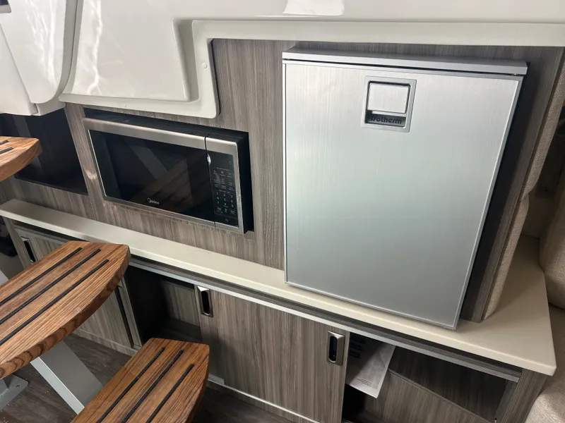 Slide: The Image of Sea Ray Sundancer 320 Outboard 2026 - 29