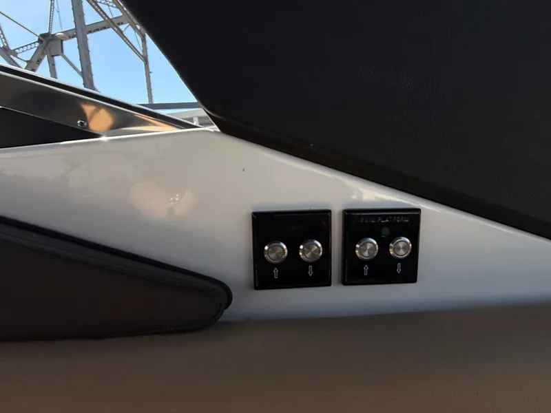Slide: The Image of Sea Ray SLX 280 2026 - 65