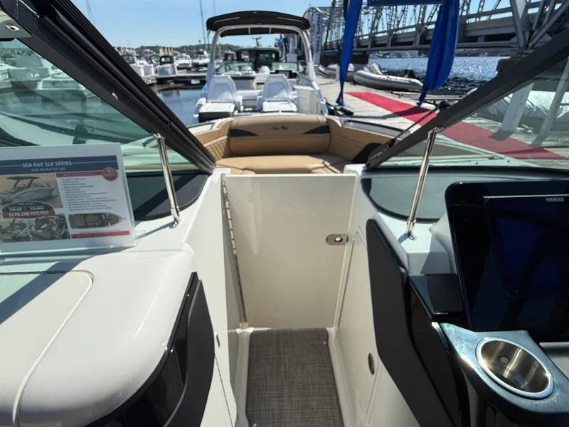 Slide: The Image of Sea Ray SLX 280 2026 - 49