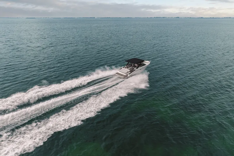 Slide: The Image of Sea Ray SLX 280 2026 - 37