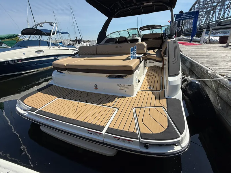 Slide: The Image of Sea Ray SLX 280 2026 - 17