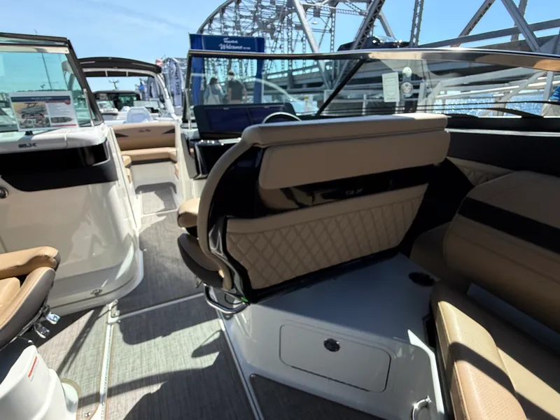 Slide: The Image of Sea Ray SLX 280 2026 - 32