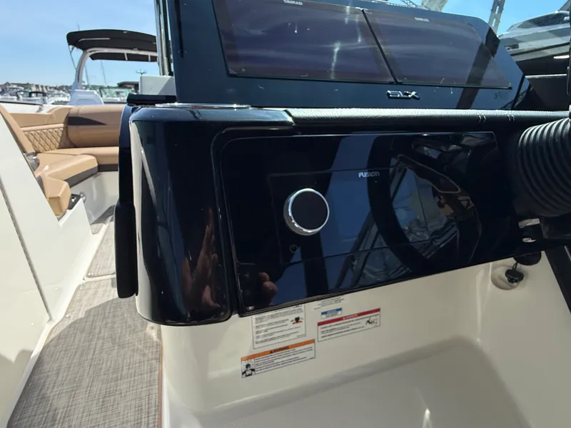 Slide: The Image of Sea Ray SLX 280 2026 - 40
