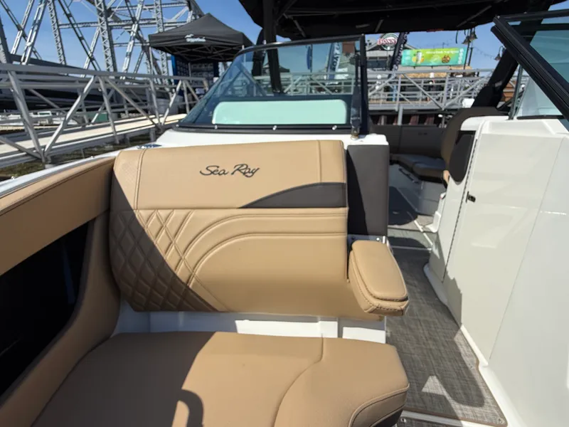 Slide: The Image of Sea Ray SLX 280 2026 - 54