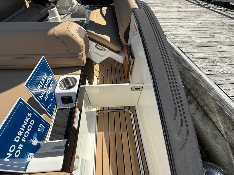 Slide: The Image of Sea Ray SLX 280 2026 - 21