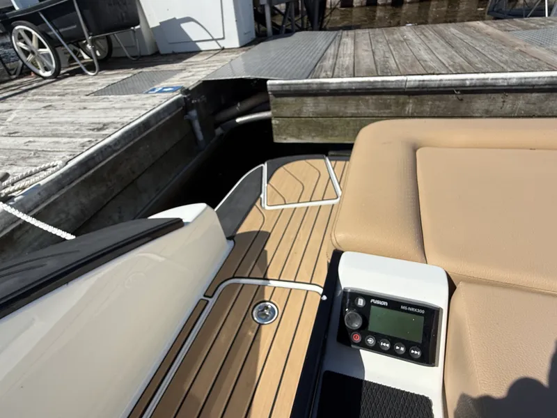 Slide: The Image of Sea Ray SLX 280 2026 - 24