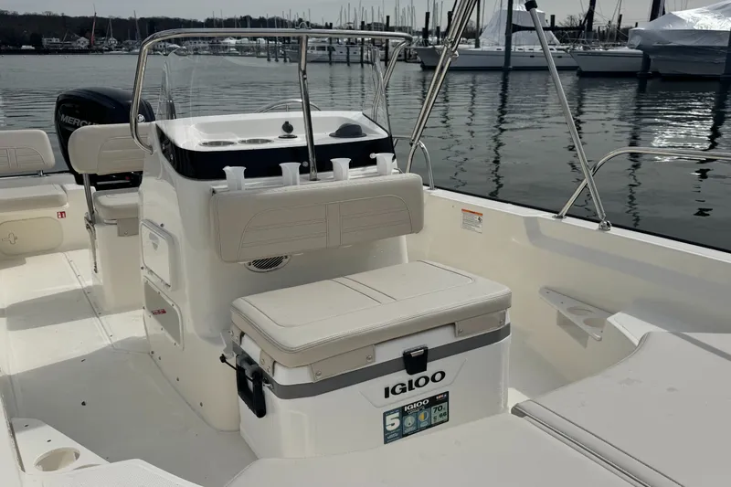Slide: The Image of Boston Whaler 170 Montauk 2026 - 14