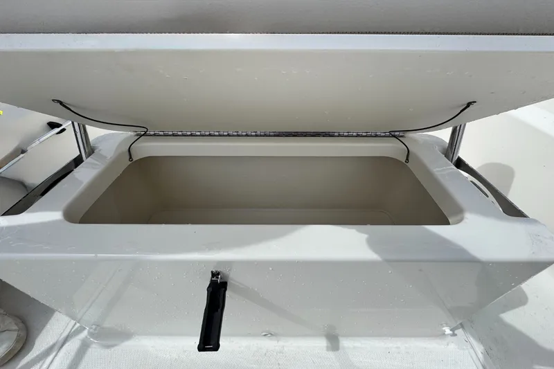 Slide: The Image of Boston Whaler 170 Montauk 2026 - 16