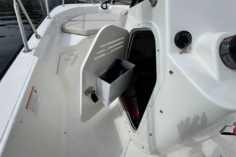 Slide: The Image of Boston Whaler 170 Montauk 2026 - 17