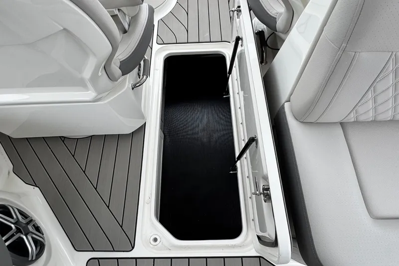 Slide: The Image of Sea Ray SLX 310 Outboard 2026 - 29