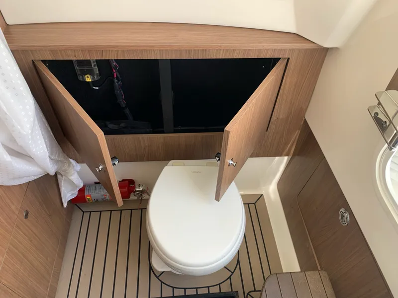 Slide: The Image of Boston Whaler 350 OUTRAGE 2019 - 15