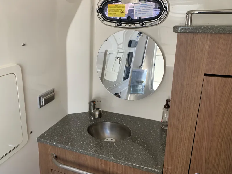 Slide: The Image of Boston Whaler 350 OUTRAGE 2019 - 17