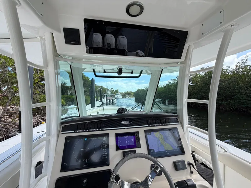 Slide: The Image of Boston Whaler 350 OUTRAGE 2019 - 18