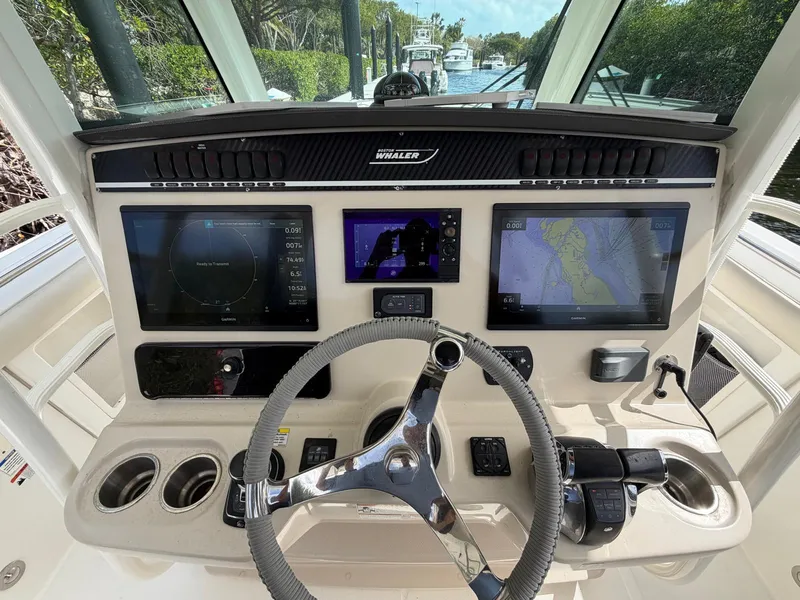 Slide: The Image of Boston Whaler 350 OUTRAGE 2019 - 19