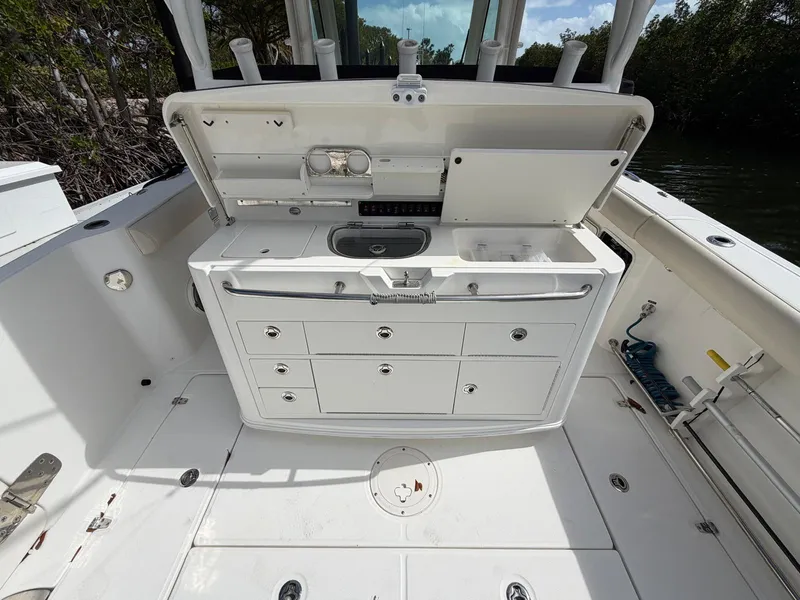 Slide: The Image of Boston Whaler 350 OUTRAGE 2019 - 27
