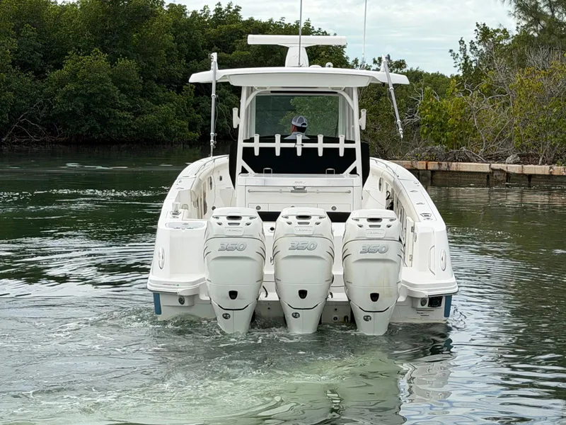 Slide: The Image of Boston Whaler 350 OUTRAGE 2019 - 8