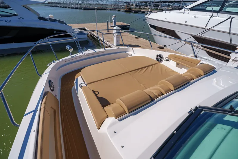 Slide: The Image of Sea Ray 320 SUNDANCER 2024 - 11