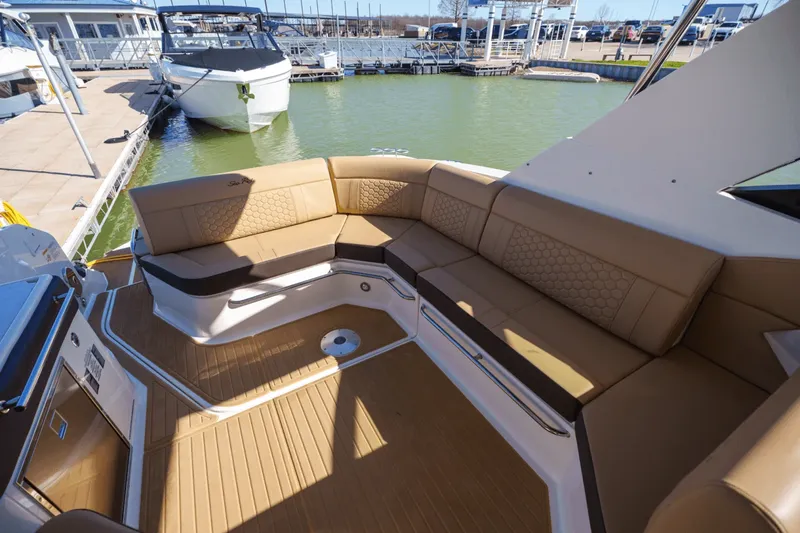 Slide: The Image of Sea Ray 320 SUNDANCER 2024 - 16