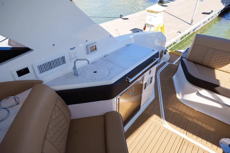 Slide: The Image of Sea Ray 320 SUNDANCER 2024 - 18