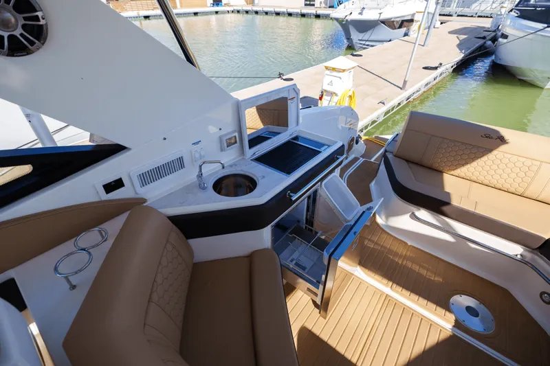 Slide: The Image of Sea Ray 320 SUNDANCER 2024 - 19
