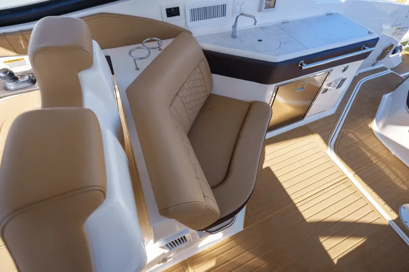 Slide: The Image of Sea Ray 320 SUNDANCER 2024 - 20