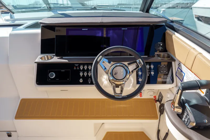 Slide: The Image of Sea Ray 320 SUNDANCER 2024 - 23