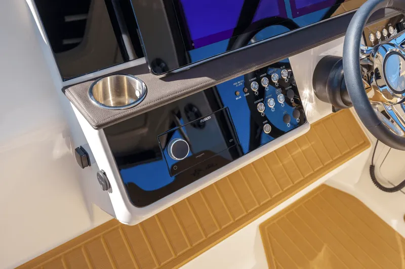 Slide: The Image of Sea Ray 320 SUNDANCER 2024 - 24