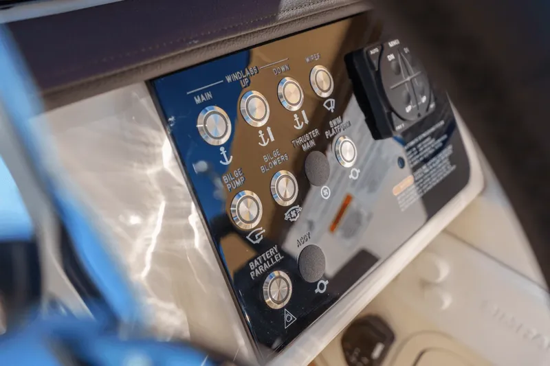 Slide: The Image of Sea Ray 320 SUNDANCER 2024 - 25