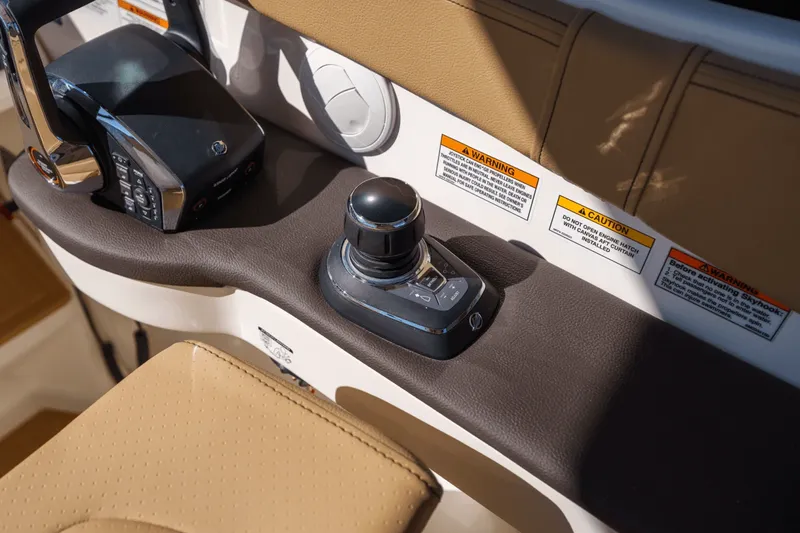 Slide: The Image of Sea Ray 320 SUNDANCER 2024 - 26