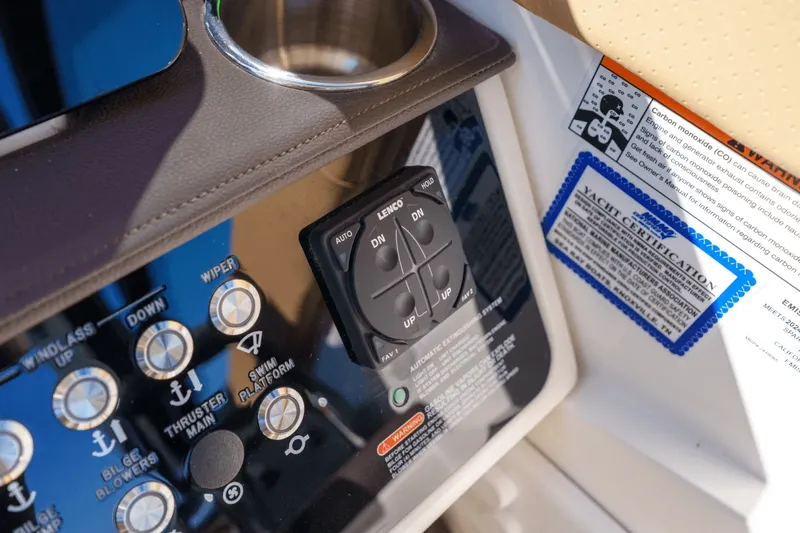 Slide: The Image of Sea Ray 320 SUNDANCER 2024 - 28