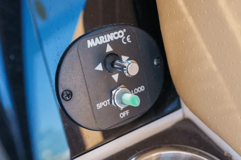 Slide: The Image of Sea Ray 320 SUNDANCER 2024 - 29