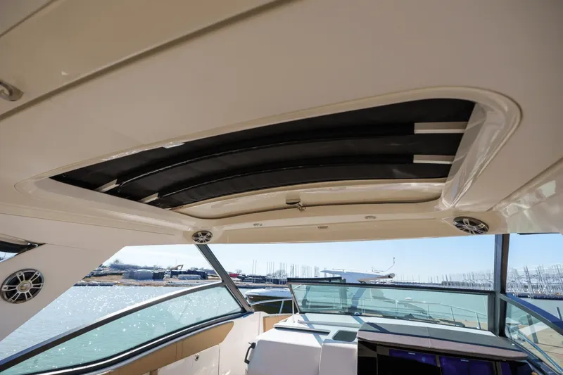 Slide: The Image of Sea Ray 320 SUNDANCER 2024 - 30