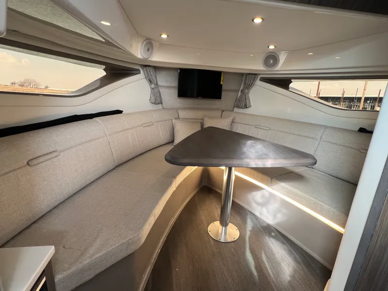 Slide: The Image of Sea Ray 320 SUNDANCER 2024 - 31