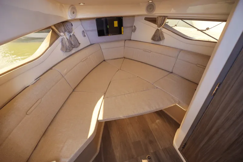 Slide: The Image of Sea Ray 320 SUNDANCER 2024 - 32