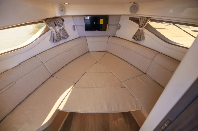 Slide: The Image of Sea Ray 320 SUNDANCER 2024 - 33