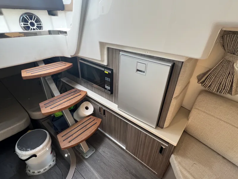 Slide: The Image of Sea Ray 320 SUNDANCER 2024 - 34