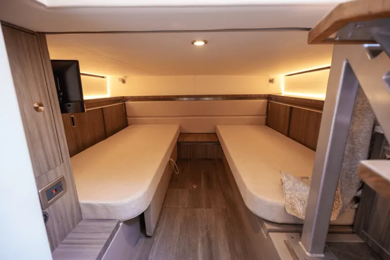 Slide: The Image of Sea Ray 320 SUNDANCER 2024 - 35