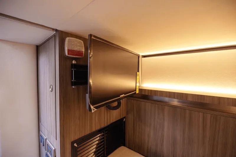 Slide: The Image of Sea Ray 320 SUNDANCER 2024 - 36