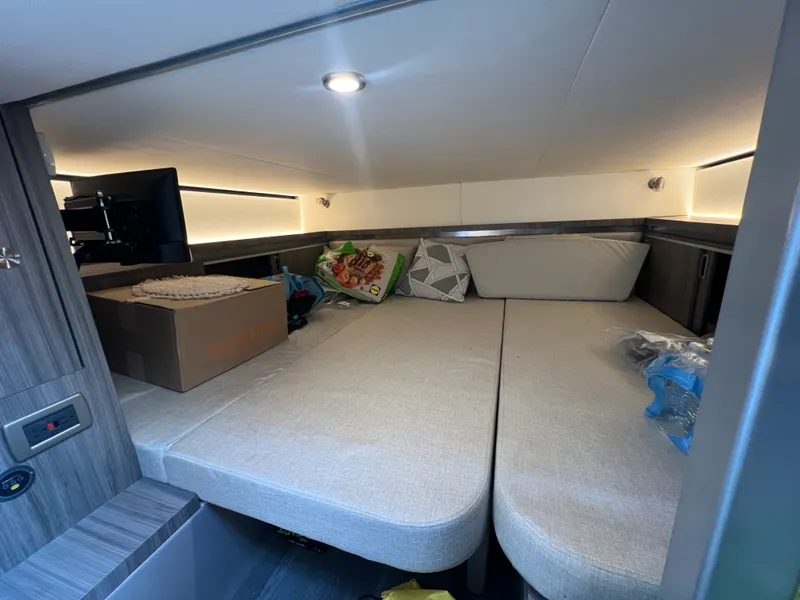 Slide: The Image of Sea Ray 320 SUNDANCER 2024 - 37